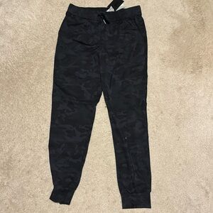 Camo joggers-NEW W/TAGS-size small